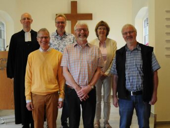 Alter und neuer Vorstand des Förder- und Bauvereins der Friedens-Kirchengemeinde: (v.l.) Pfr. Karsten Dittmann, Uwe Heer, Jürgen Olthues, Claus Hoyer, Elvira Eissing, Peter Holtrup.